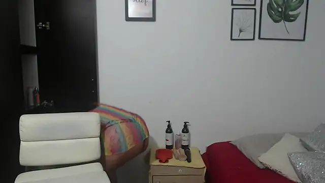 Snapshot of viki_mom chatting on January 2025 03:20:02 AM viki mom online show from January 2025 03:20:02 AM