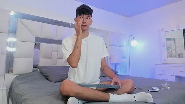 Snapshot of Alexx_tc chatting on December 2024 04:02:02 AM Alexx tc online show from December 2024 04:02:02 AM