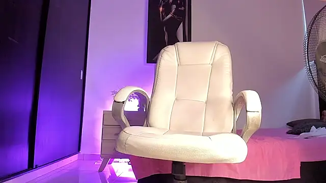 Snapshot of ALANAH_KITTY chatting on December 2024 10:20:01 PM ALANAH KITTY online show from December 2024 10:20:01 PM