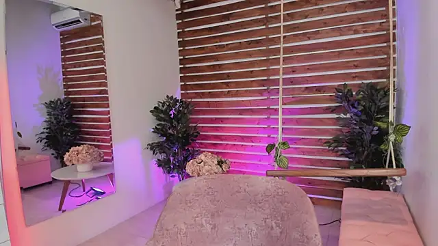 Snapshot of Sapphire_Venuss chatting on December 2024 09:48:01 PM Sapphire Venuss online show from December 2024 09:48:01 PM