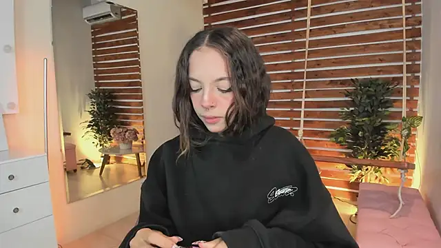 Snapshot of Sapphire_Venuss chatting on February 2025 11:33:02 PM Sapphire Venuss online show from February 2025 11:33:02 PM