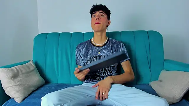 Snapshot of NeoRaptis chatting on January 2025 08:04:01 PM NeoRaptis online show from January 2025 08:04:01 PM