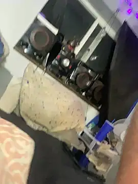 Snapshot of Cutebitch@xh chatting on April 2026 05:23:01 AM Cutebitchxh online show from April 2026 05:23:01 AM