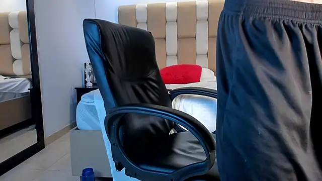 Snapshot of Aaron_Scoot chatting on December 2024 12:18:01 AM Aaron Scoot online show from December 2024 12:18:01 AM