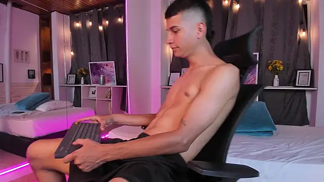 Snapshot of Aaron_Scoot chatting on December 2024 01:06:02 AM Aaron Scoot online show from December 2024 01:06:02 AM