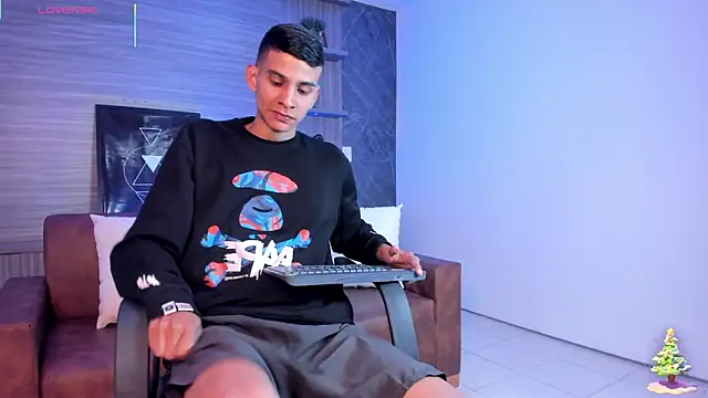 Snapshot of Aaron_Scoot chatting on December 2025 11:38:02 AM Aaron Scoot online show from December 2025 11:38:02 AM