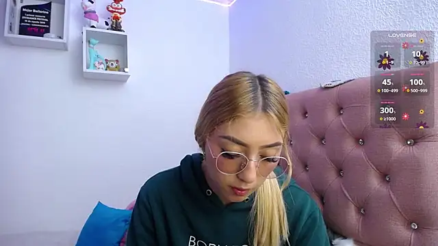 Snapshot of Soffy-brooks chatting on November 2025 04:29:02 AM Soffy-brooks online show from November 2025 04:29:02 AM