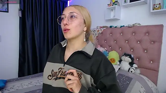 Snapshot of Soffy-brooks chatting on December 2025 10:04:02 PM Soffy-brooks online show from December 2025 10:04:02 PM