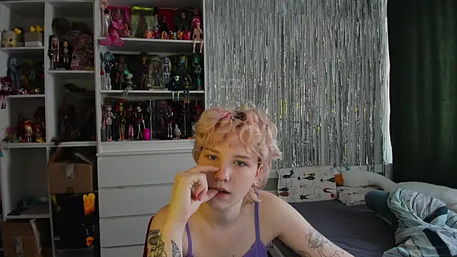 Snapshot of School_Love chatting on April 2026 07:06:02 AM School Love online show from April 2026 07:06:02 AM