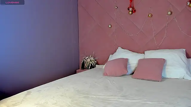 Anna Robinson online show from December 2024 01:04:02 AM