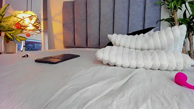 gabriela  gomez online show from October 2025 02:23:02 PM