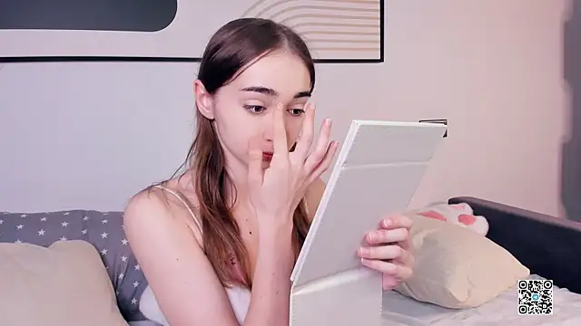 PollyBeev online show from September 2025 09:00:02 AM