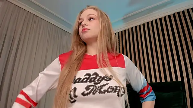 Snapshot of MiaMews chatting on February 2025 03:19:01 PM MiaMews online show from February 2025 03:19:01 PM