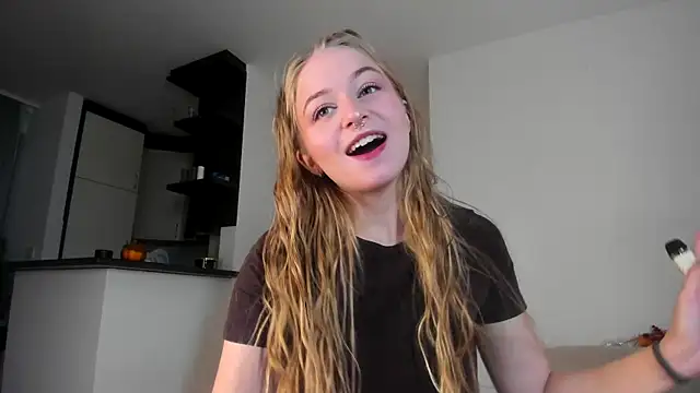 Snapshot of MiaMews chatting on October 2025 12:53:02 PM MiaMews online show from October 2025 12:53:02 PM