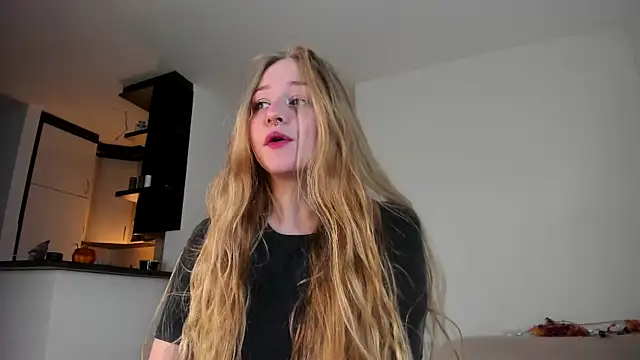 Snapshot of MiaMews chatting on October 2025 01:03:02 PM MiaMews online show from October 2025 01:03:02 PM