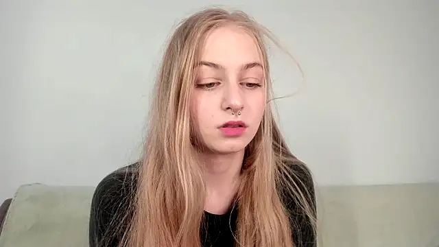 MiaMews online show from May 2026 07:04:01 AM