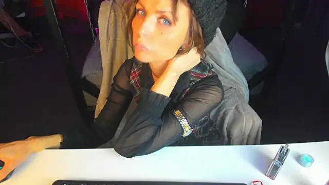 Snapshot of Elizabe_th chatting on March 2025 08:51:02 AM Elizabe th online show from March 2025 08:51:02 AM