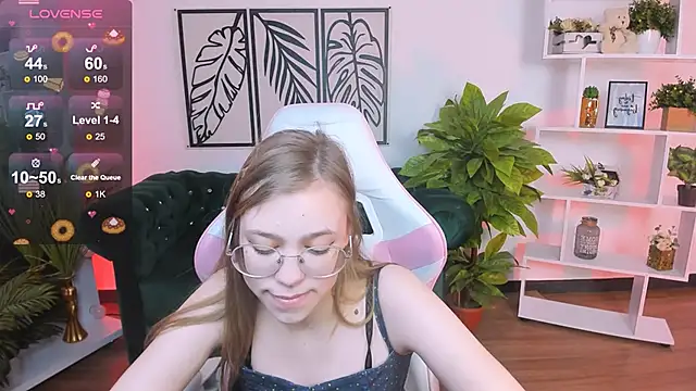 LayriantaVee online show from February 2025 09:59:02 AM