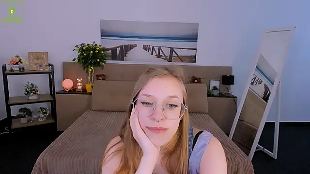 LayriantaVee online show from March 2025 10:00:02 AM