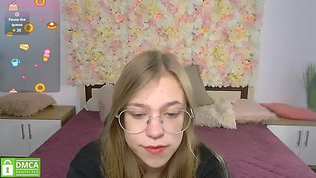 LayriantaVee online show from October 2025 06:12:01 AM