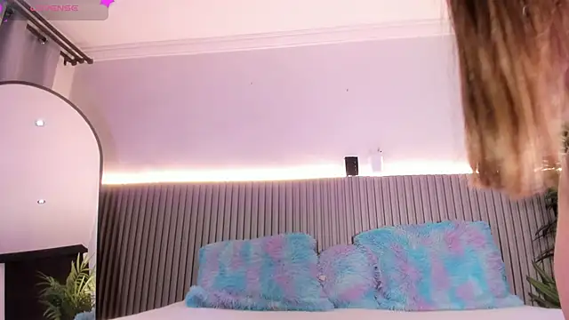 Snapshot of valentina_lux chatting on February 2026 07:07:01 PM valentina lux online show from February 2026 07:07:01 PM