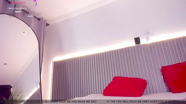 Snapshot of valentina_lux chatting on March 2026 07:35:01 PM valentina lux online show from March 2026 07:35:01 PM