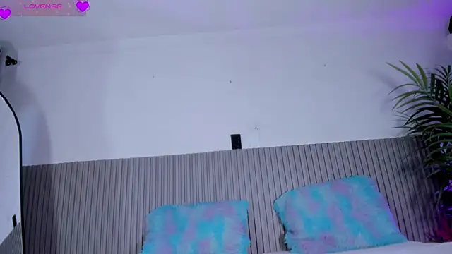 Snapshot of valentina_lux chatting on April 2026 08:09:01 PM valentina lux online show from April 2026 08:09:01 PM