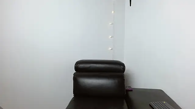 Snapshot of JhoanitaCats chatting on December 2024 11:03:01 PM JhoanitaCats online show from December 2024 11:03:01 PM