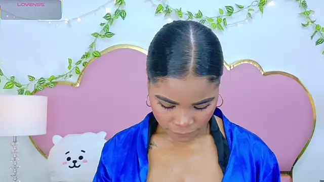 NahiaraReina online show from November 2025 01:18:02 PM