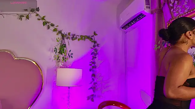 NahiaraReina online show from May 2026 01:48:02 PM