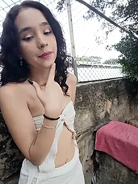 sweet outdoor charm online show from February 2026 07:32:01 PM