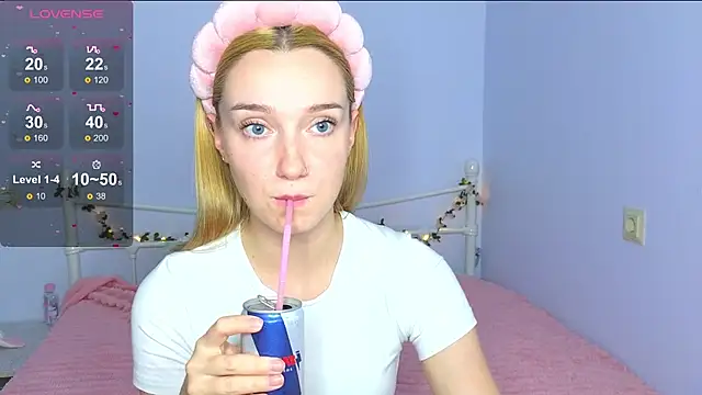 Snapshot of Wild_Sophie_ chatting on September 2025 05:49:01 PM Wild Sophie online show from September 2025 05:49:01 PM