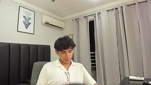 Snapshot of KLAUS_SUNRISE_XX chatting on January 2025 05:20:02 AM KLAUS SUNRISE XX online show from January 2025 05:20:02 AM