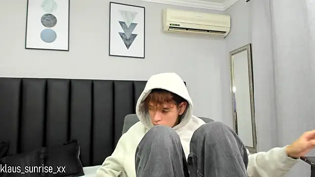 Snapshot of KLAUS_SUNRISE_XX chatting on February 2025 07:05:01 AM KLAUS SUNRISE XX online show from February 2025 07:05:01 AM