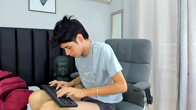 Snapshot of KLAUS_SUNRISE_XX chatting on February 2025 12:20:01 PM KLAUS SUNRISE XX online show from February 2025 12:20:01 PM