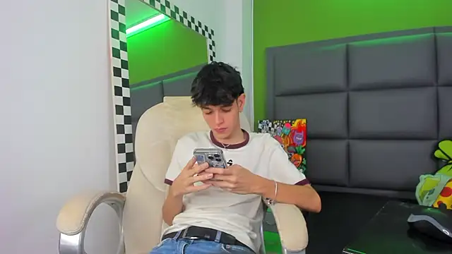 Snapshot of KLAUS_SUNRISE_XX chatting on September 2025 02:45:01 AM KLAUS SUNRISE XX online show from September 2025 02:45:01 AM