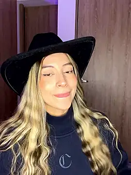 Snapshot of Issabela_G1 chatting on January 2026 04:39:02 AM Issabela G1 online show from January 2026 04:39:02 AM