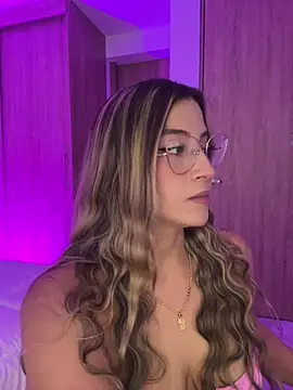 Snapshot of Issabela_G1 chatting on February 2026 01:04:01 AM Issabela G1 online show from February 2026 01:04:01 AM