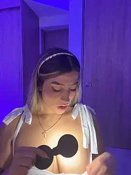 Snapshot of Issabela_G1 chatting on February 2026 03:24:02 AM Issabela G1 online show from February 2026 03:24:02 AM