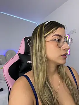 Snapshot of Issabela_G1 chatting on February 2026 10:33:01 PM Issabela G1 online show from February 2026 10:33:01 PM