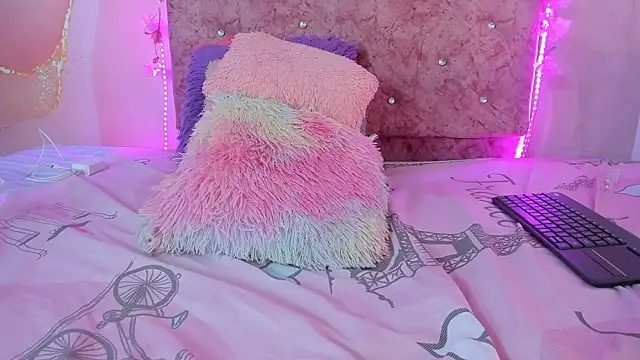 Snapshot of Bella__sweet chatting on February 2025 09:46:02 PM Bella sweet online show from February 2025 09:46:02 PM