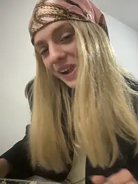 Snapshot of spacegirlll chatting on October 2025 05:26:02 PM spacegirlll online show from October 2025 05:26:02 PM