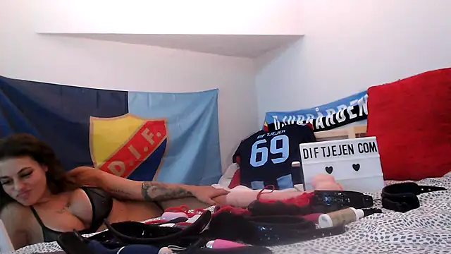 Snapshot of Dif-tjejen chatting on February 2025 11:16:02 PM Dif-tjejen online show from February 2025 11:16:02 PM