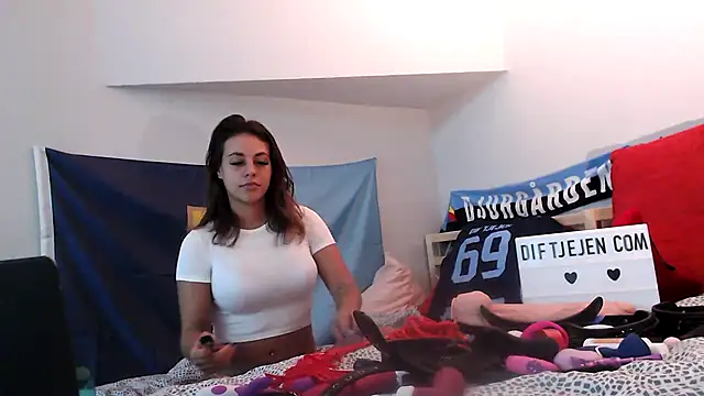 Snapshot of Dif-tjejen chatting on February 2025 07:55:01 PM Dif-tjejen online show from February 2025 07:55:01 PM