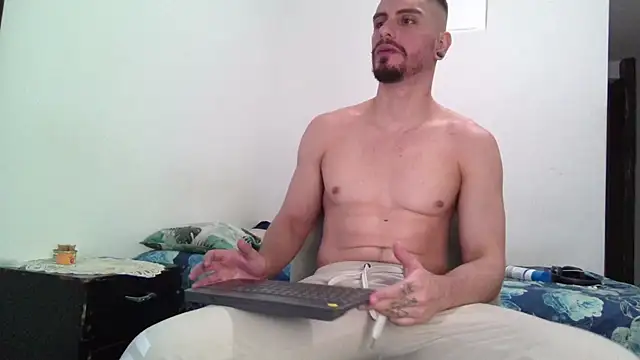 Snapshot of Aaron_kwok28 chatting on December 2024 12:34:02 AM Aaron kwok28 online show from December 2024 12:34:02 AM