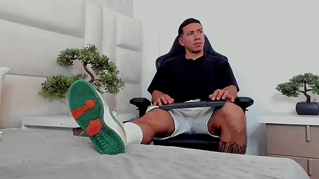 Snapshot of marc_ginale chatting on November 2025 05:33:02 PM marc ginale online show from November 2025 05:33:02 PM