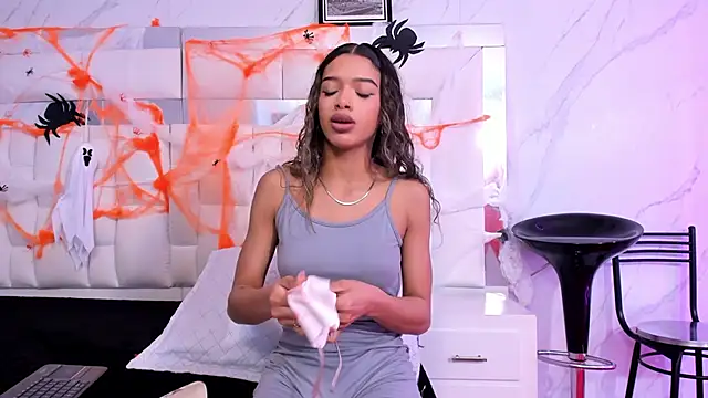 Snapshot of BritneyCollins chatting on October 2025 02:28:01 PM BritneyCollins online show from October 2025 02:28:01 PM