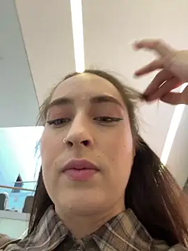 Holly Play online show from September 2025 09:09:01 AM