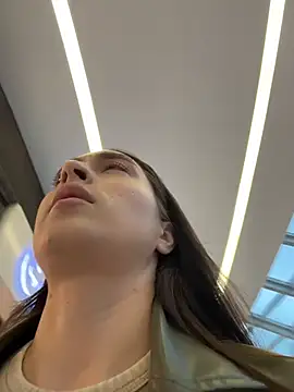 Holly Play online show from November 2025 07:06:02 AM