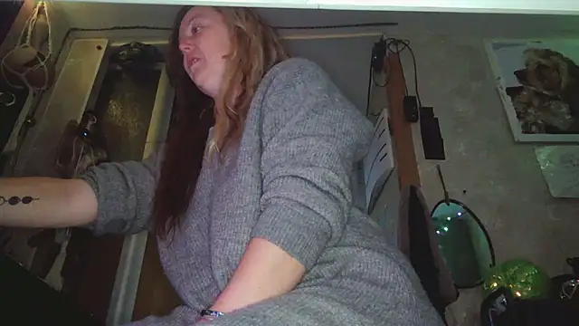 Snapshot of Lyrann89 chatting on December 2025 01:43:01 AM Lyrann89 online show from December 2025 01:43:01 AM